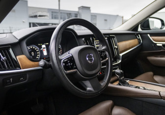Подержанный автомобиль Volvo S90 2019 года (15 фото)
