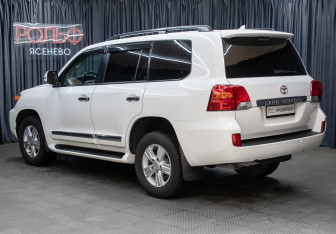 Подержанный автомобиль Toyota Land Cruiser Suv 2014 года (7 фото)