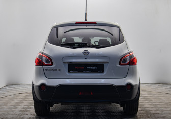 Подержанный автомобиль Nissan Qashqai+2 2012 года (4 фото)