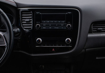 Подержанный автомобиль Mitsubishi Outlander 2021 года (14 фото)