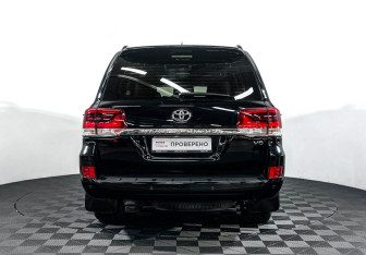 Подержанный автомобиль Toyota Land Cruiser Suv 2017 года (6 фото)