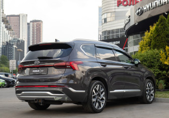 Подержанный автомобиль Hyundai Santa Fe 2021 года (4 фото)
