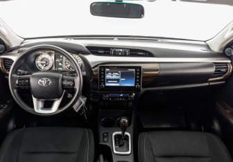 Подержанный автомобиль Toyota Hilux 2022 года (14 фото)