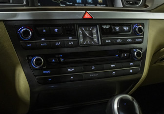 Подержанный автомобиль Hyundai Genesis 2014 года (17 фото)