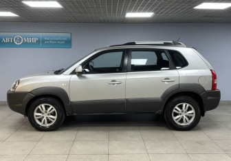 Подержанный автомобиль Hyundai Tucson 2008 года (8 фото)