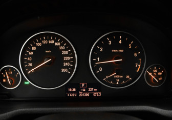 Подержанный автомобиль BMW X3 2012 года (11 фото)