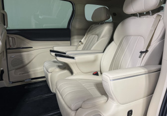 Подержанный автомобиль Voyah Dream 2025 года (10 фото)