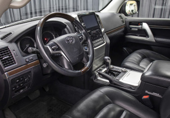 Подержанный автомобиль Toyota Land Cruiser Suv 2016 года (16 фото)