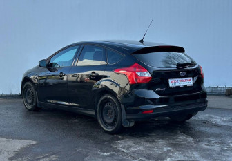 Подержанный автомобиль Ford Focus Hatchback 2013 года (7 фото)