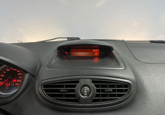 Подержанный автомобиль Renault Clio Hatchback 2008 года (15 фото)