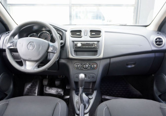Подержанный автомобиль Renault Sandero 2016 года (12 фото)