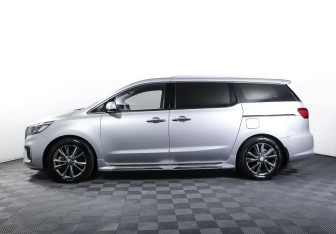 Подержанный автомобиль Kia Carnival 2019 года (3 фото)