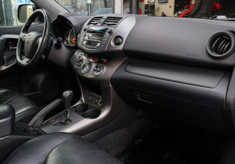 Подержанный автомобиль Toyota RAV4 2012 года (7 фото)