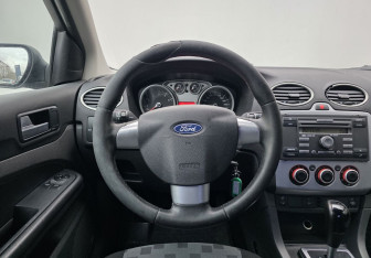 Подержанный автомобиль Ford Focus Sedan 2005 года (12 фото)