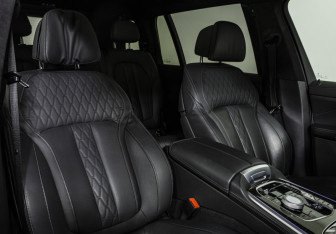 Подержанный автомобиль BMW X7 2023 года (10 фото)