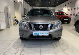 Подержанный автомобиль Nissan Terrano 2014 года (2 фото)