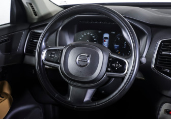 Подержанный автомобиль Volvo XC90 2015 года (13 фото)
