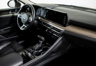 Подержанный автомобиль Kia K5 2020 года (10 фото)