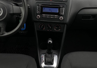 Подержанный автомобиль Volkswagen Polo Sedan 2011 года (14 фото)