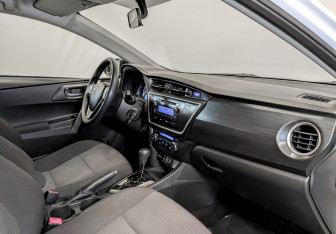 Подержанный автомобиль Toyota Auris Hatchback 2013 года (11 фото)