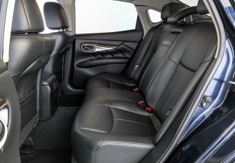 Подержанный автомобиль Infiniti Q70 2015 года (18 фото)