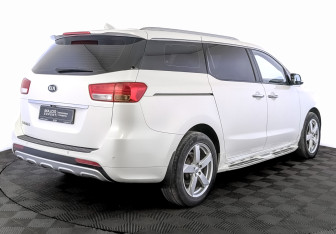 Подержанный автомобиль Kia Carnival 2017 года (5 фото)