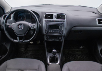 Подержанный автомобиль Volkswagen Polo Sedan 2017 года (13 фото)