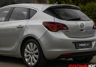 Подержанный автомобиль Opel Astra Hatchback 2011 года (13 фото)