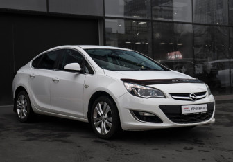 Подержанный автомобиль Opel Astra Sedan 2015 года (3 фото)