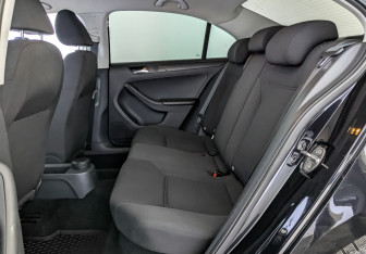 Подержанный автомобиль Volkswagen Jetta Sedan 2015 года (18 фото)