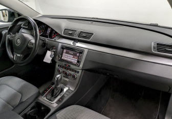 Подержанный автомобиль Volkswagen Passat Sedan 2012 года (20 фото)