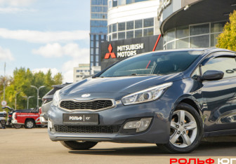 Подержанный автомобиль Kia Ceed Hatchback 2013 года (13 фото)