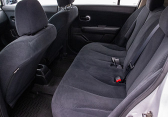 Подержанный автомобиль Nissan Tiida Hatchback 2011 года (11 фото)