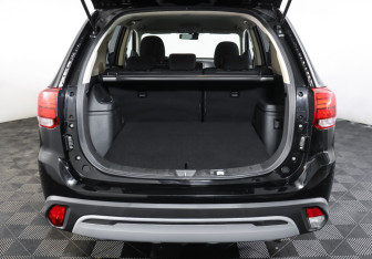 Подержанный автомобиль Mitsubishi Outlander 2018 года (10 фото)