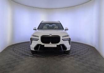 Подержанный автомобиль BMW X7 2023 года (2 фото)