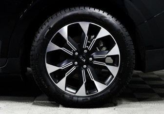 Подержанный автомобиль Kia Carnival 2020 года (8 фото)