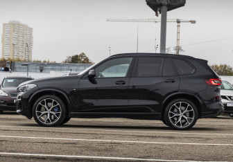Подержанный автомобиль BMW X5 2020 года (10 фото)