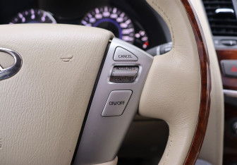 Подержанный автомобиль Infiniti QX80 2015 года (16 фото)