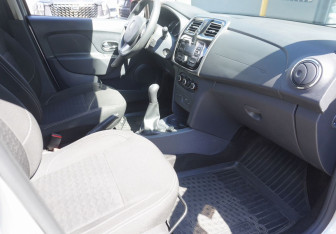 Подержанный автомобиль Renault Logan Sedan 2017 года (11 фото)