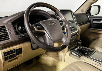 Подержанный автомобиль Toyota Land Cruiser Suv 2019 года (13 фото)