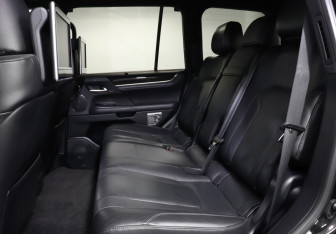 Подержанный автомобиль Lexus LX 2016 года (10 фото)