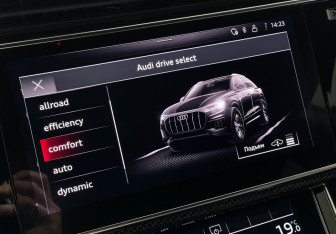 Подержанный автомобиль Audi Q8 2023 года (21 фото)