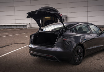 Подержанный автомобиль Tesla Model 3 2025 года (23 фото)