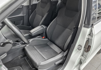 Подержанный автомобиль Skoda Rapid Liftback 2015 года (21 фото)