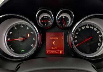 Подержанный автомобиль Opel Astra Hatchback 2012 года (16 фото)