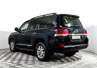 Подержанный автомобиль Toyota Land Cruiser Suv 2019 года (7 фото)