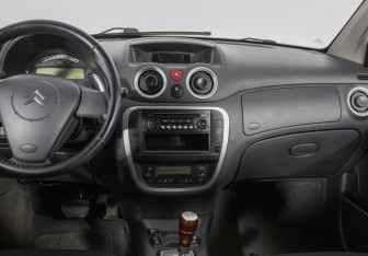 Подержанный автомобиль Citroen C2 2007 года (14 фото)