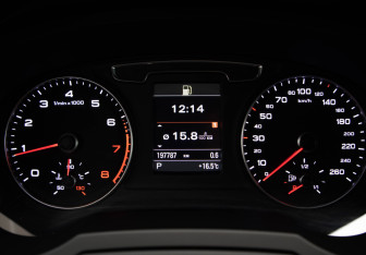 Подержанный автомобиль Audi Q3 2015 года (11 фото)