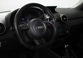 Подержанный автомобиль Audi A1 2011 года (9 фото)