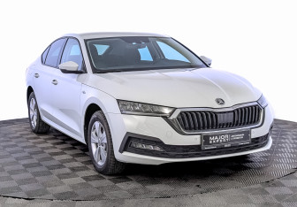 Подержанный автомобиль Skoda Octavia Liftback 2021 года (3 фото)